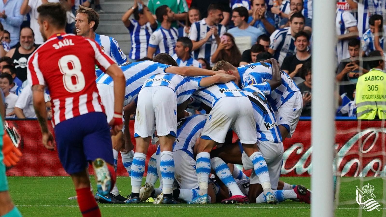  Los jugadores de la Real Sociedad celebran uno de los goles ante el Atlético,