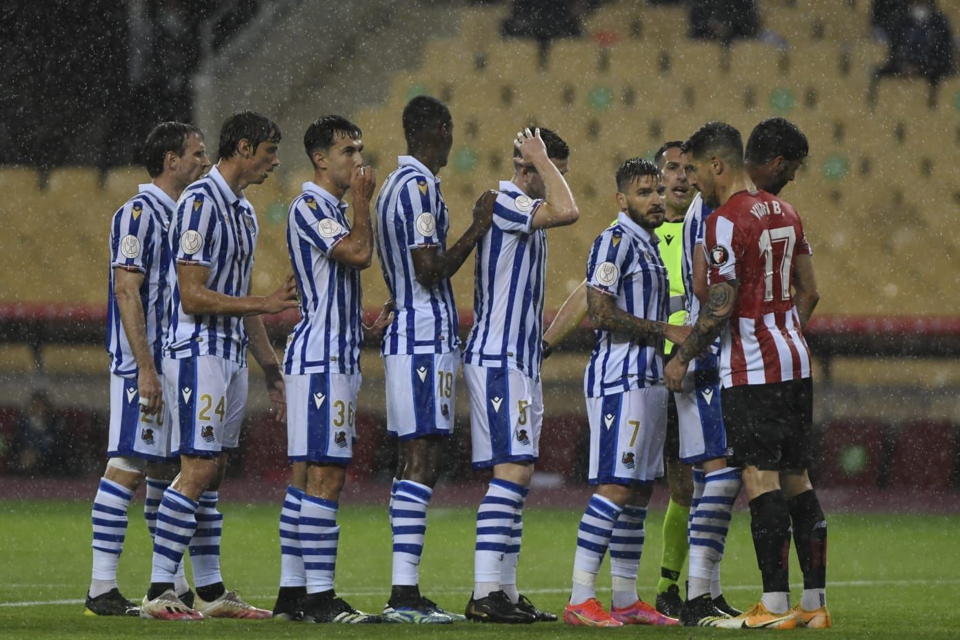Jugadores de la Real Sociedad en la final de Copa ante el Athletic.