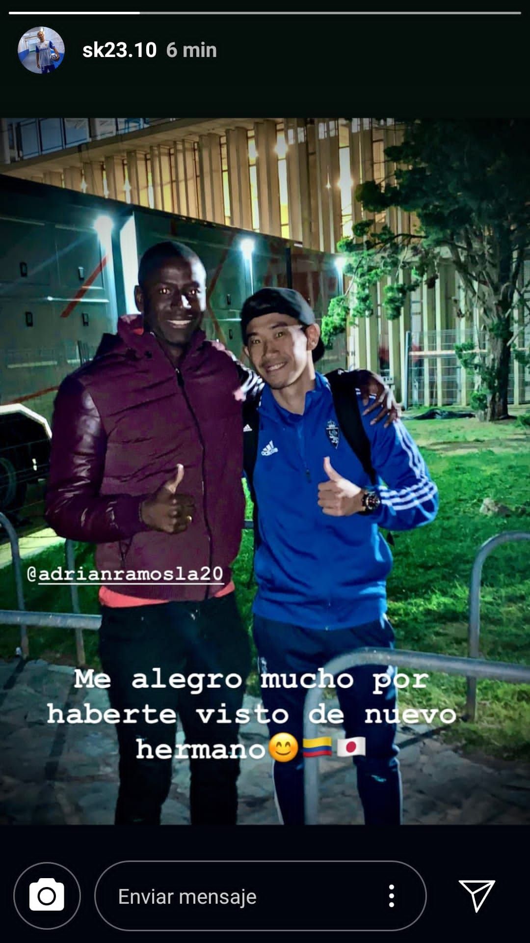  Kagawa y Adrián Ramos posan para una foto.