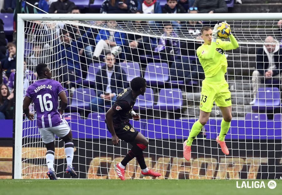  Karl Hein bloca la pelota ante el Sevilla.