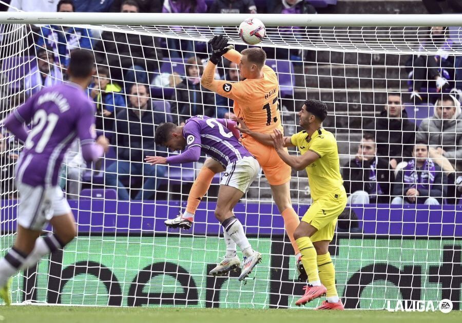  Karl Hein sale de puños.