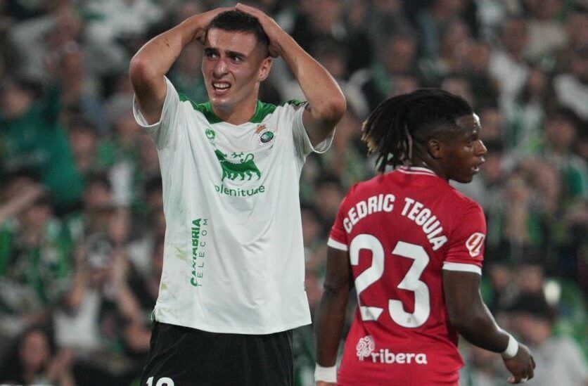  Jon Karrikaburu, durante su cesión en el Racing de Santander.