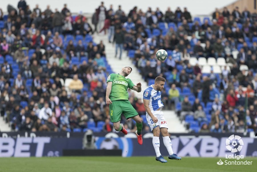 Kevin y Zaldua despejan de cabeza un balón durante el Leganés-Real Sociedad.