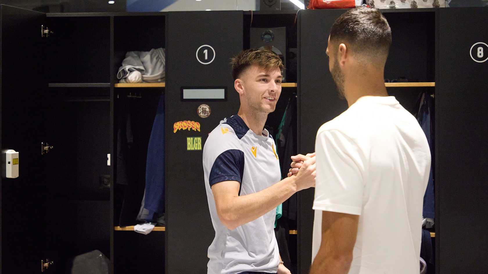  Kieran Tierney saluda a Merino en su primer día en Zubieta.