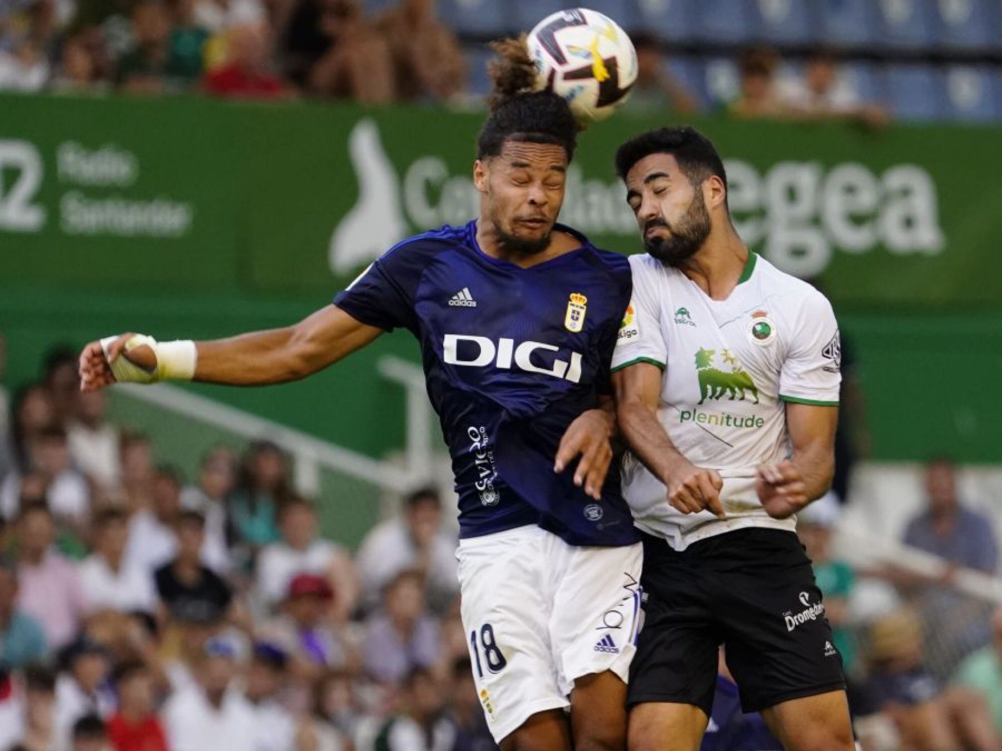  Koba disputa un balón ante el Racing.