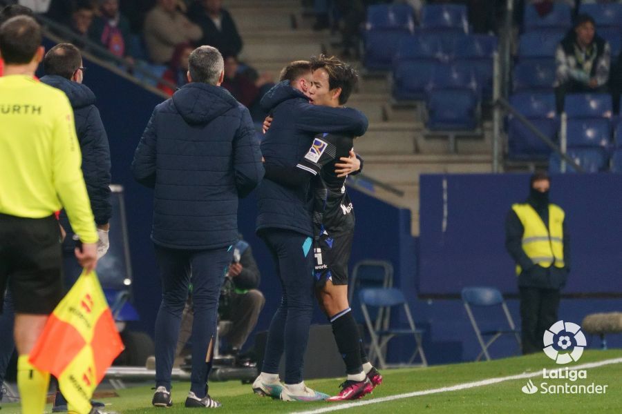  Take Kubo se abraza a Turrientes en la celebración de su gol.