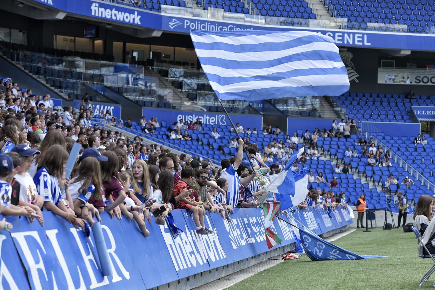  La afición de la Real Sociedad celebró el subcampeonato y la clasificación para Champions.