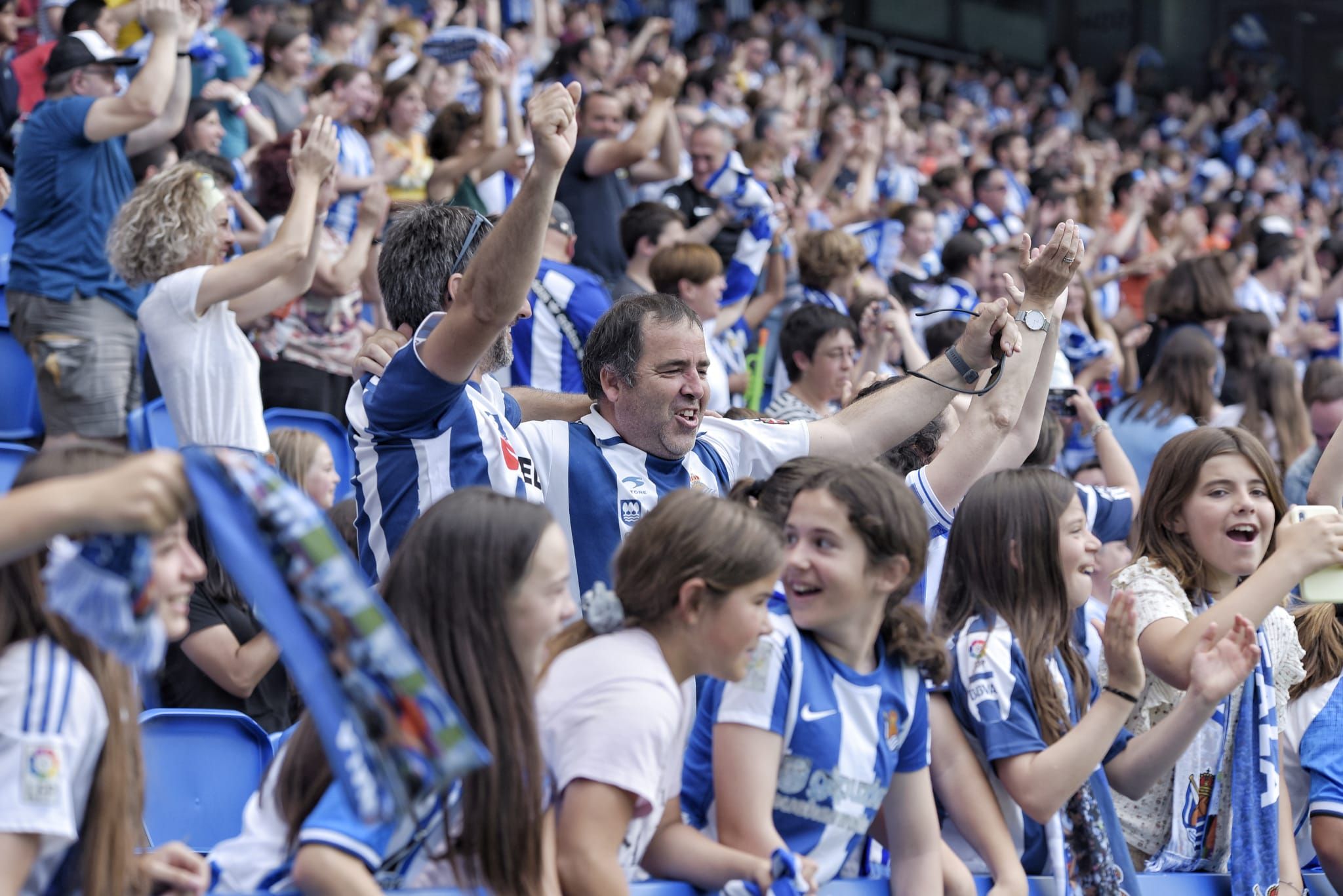  La afición de la Real Sociedad celebró el subcampeonato y la clasificación para Champions.