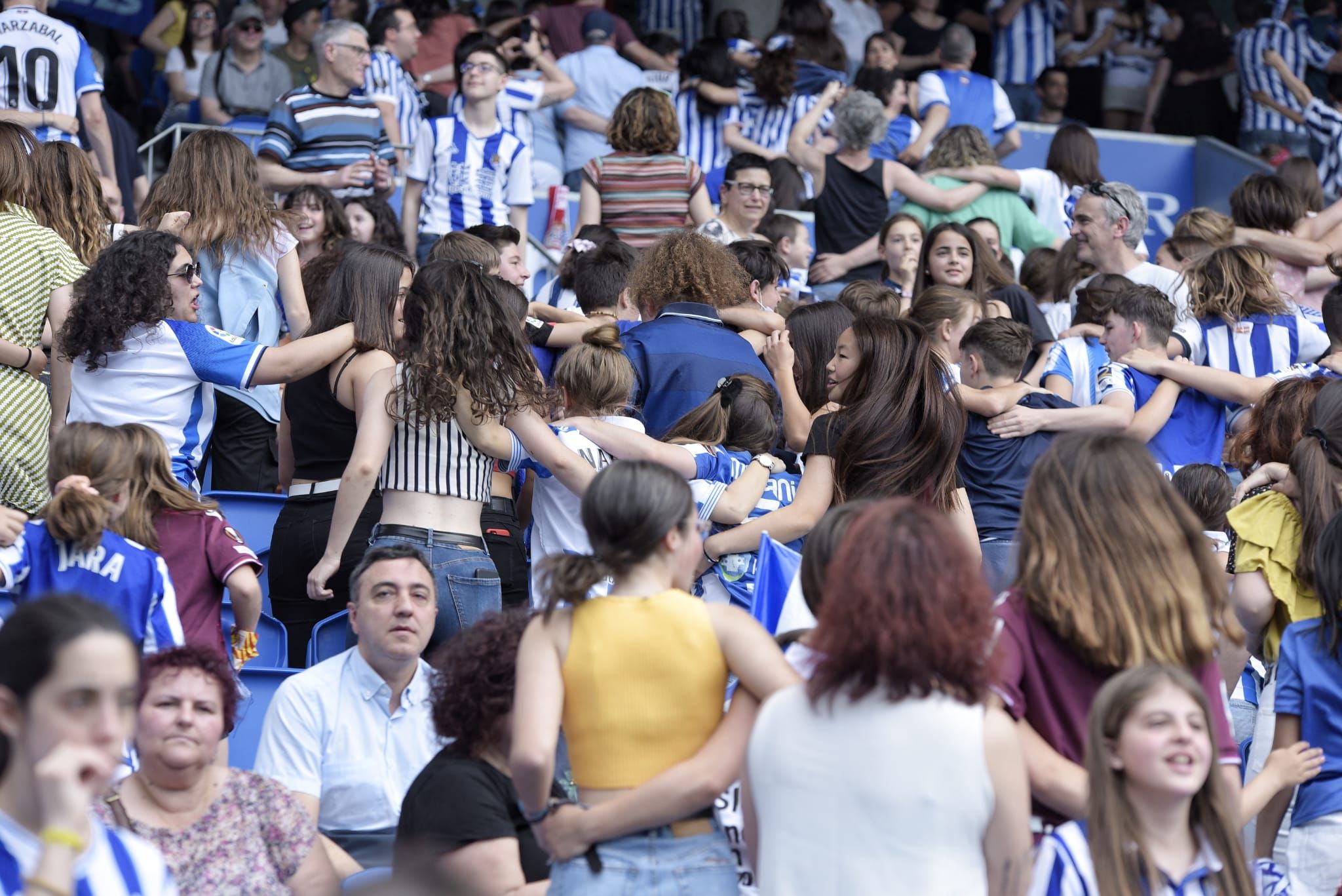  La afición de la Real Sociedad celebró el subcampeonato y la clasificación para Champions.