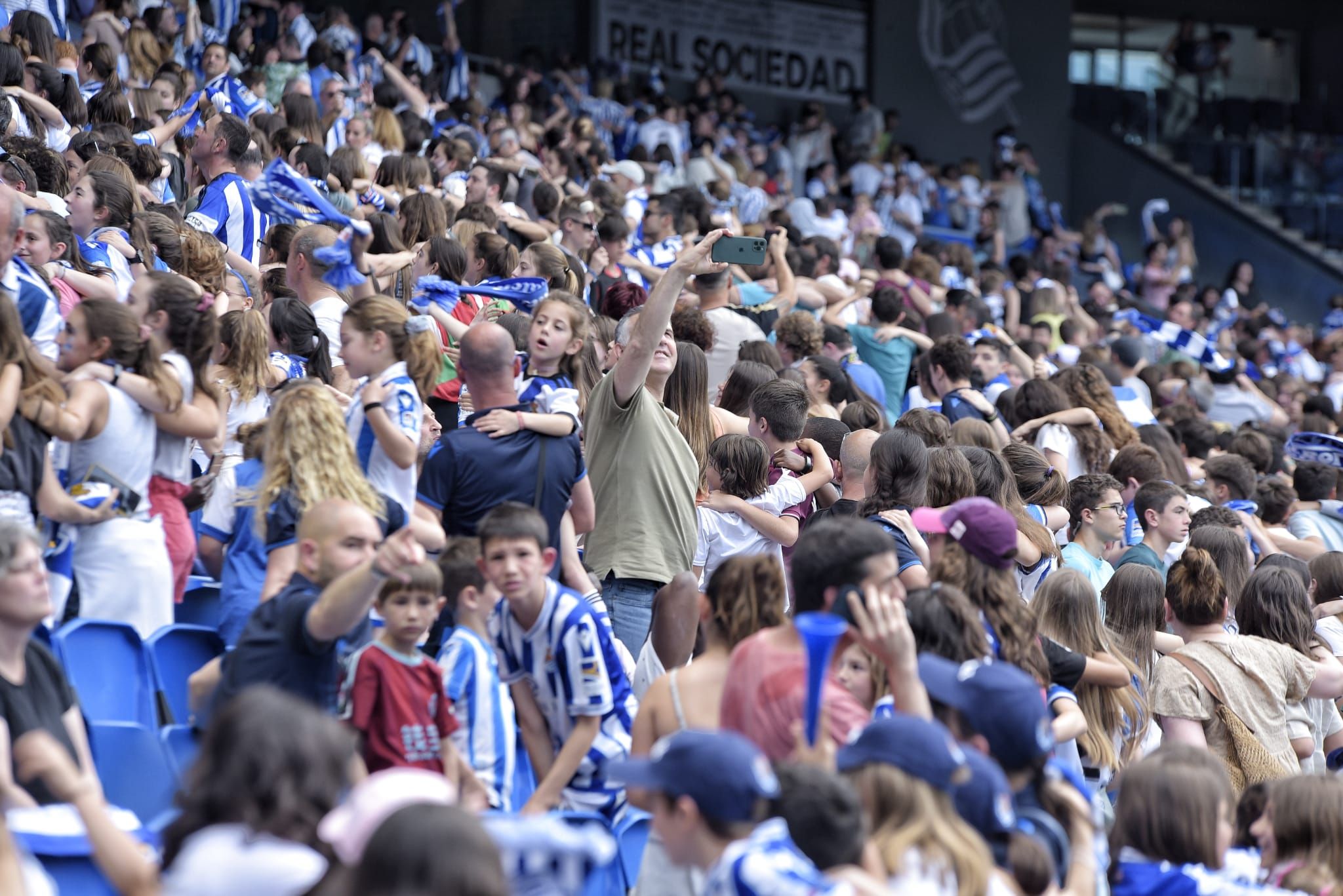  La afición de la Real Sociedad celebró el subcampeonato y la clasificación para Champions.
