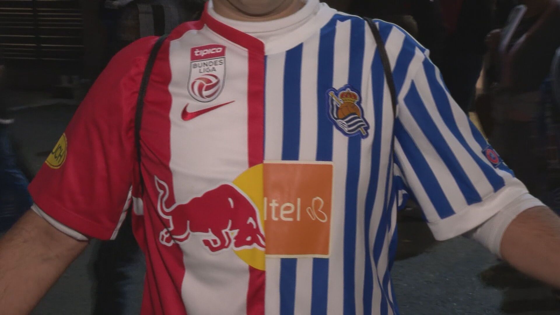 La camiseta de la Real Sociedad y del Salzburgo unidas