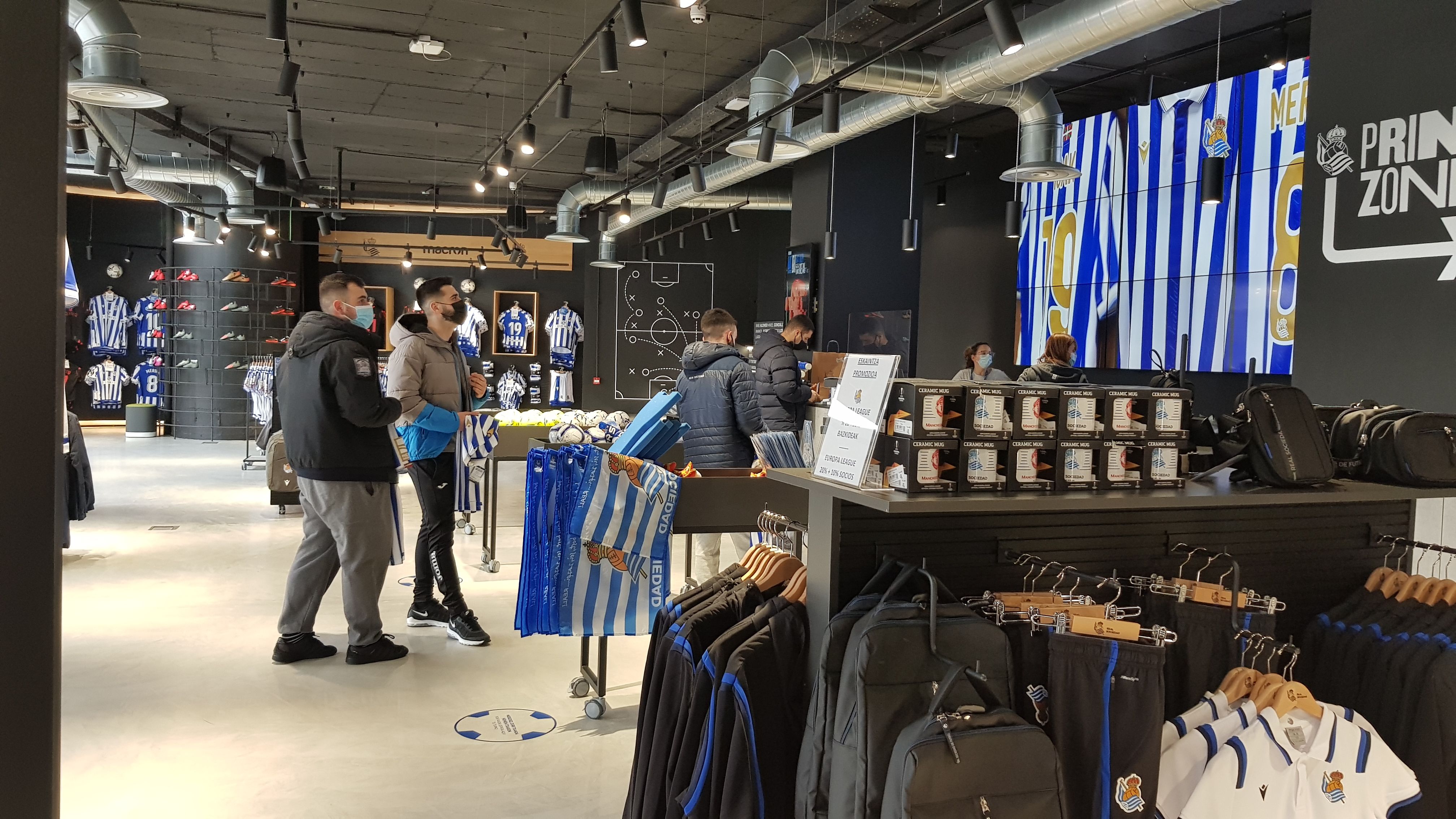 La camiseta de la final ha tenido una gran acogida entre los aficionados txuri urdin.