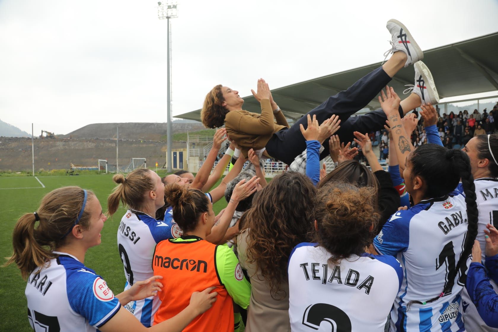La entrenadora, Natalia Arroyo, manteada por las jugadoras de la Real Sociedad.