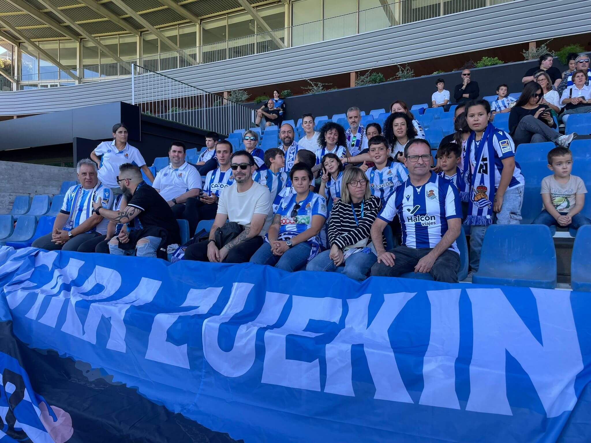 La familia de Sofía en Zubieta, con miembros de la peña 'Z7 Taledea'..