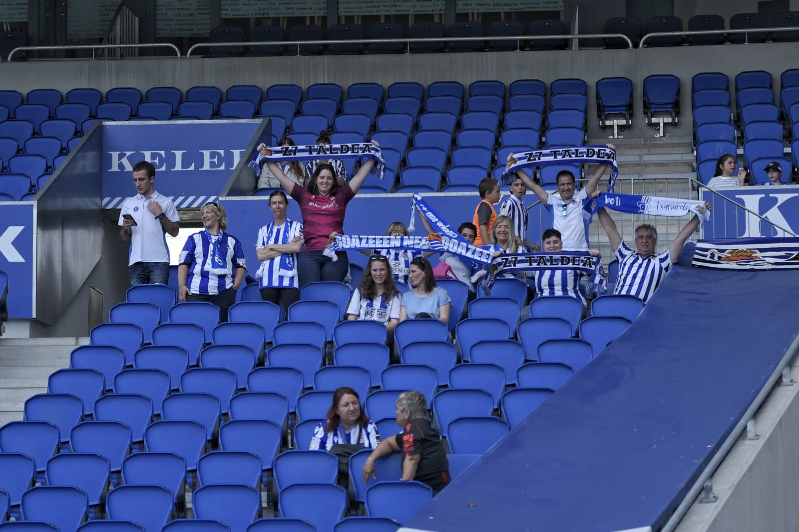  La peña 'Z7 Taldea', en las gradas del Reale Arena.
