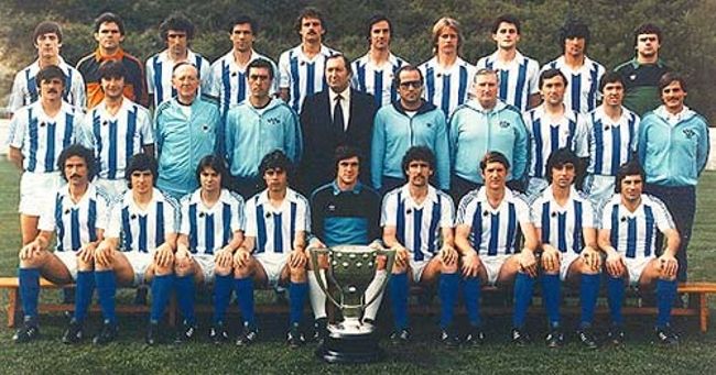  La plantilla de la Real Sociedad con la Supercopa.
