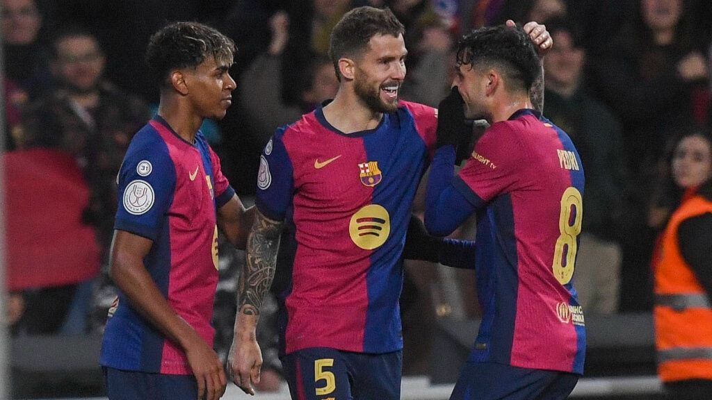 Lamine Yamal, Íñigo Martínez y Pedri en un partido del FC Barcelona (Cordon Press)