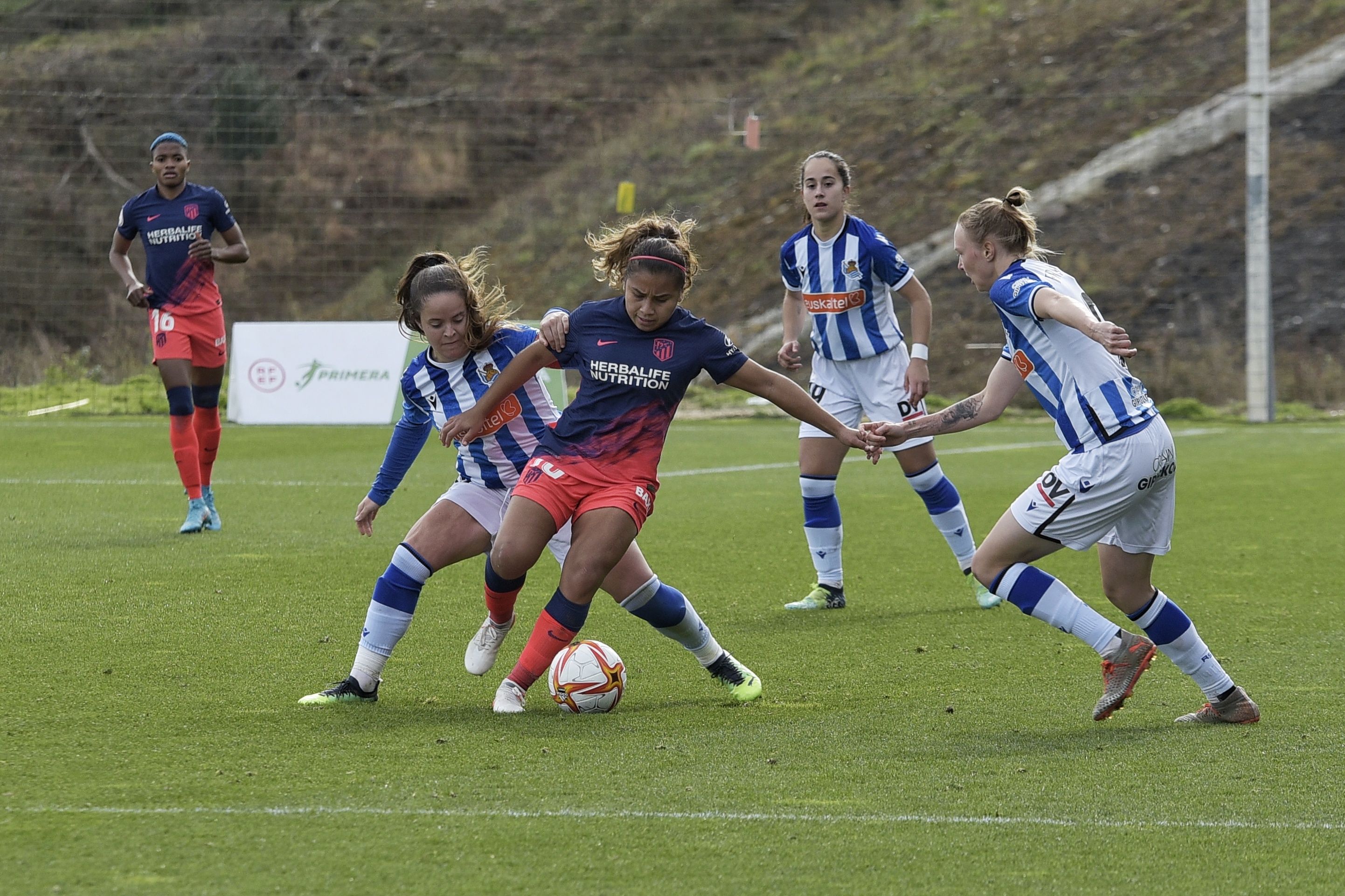 Lance del partido entre la Real Sociedad y el Atlético en Zubieta.