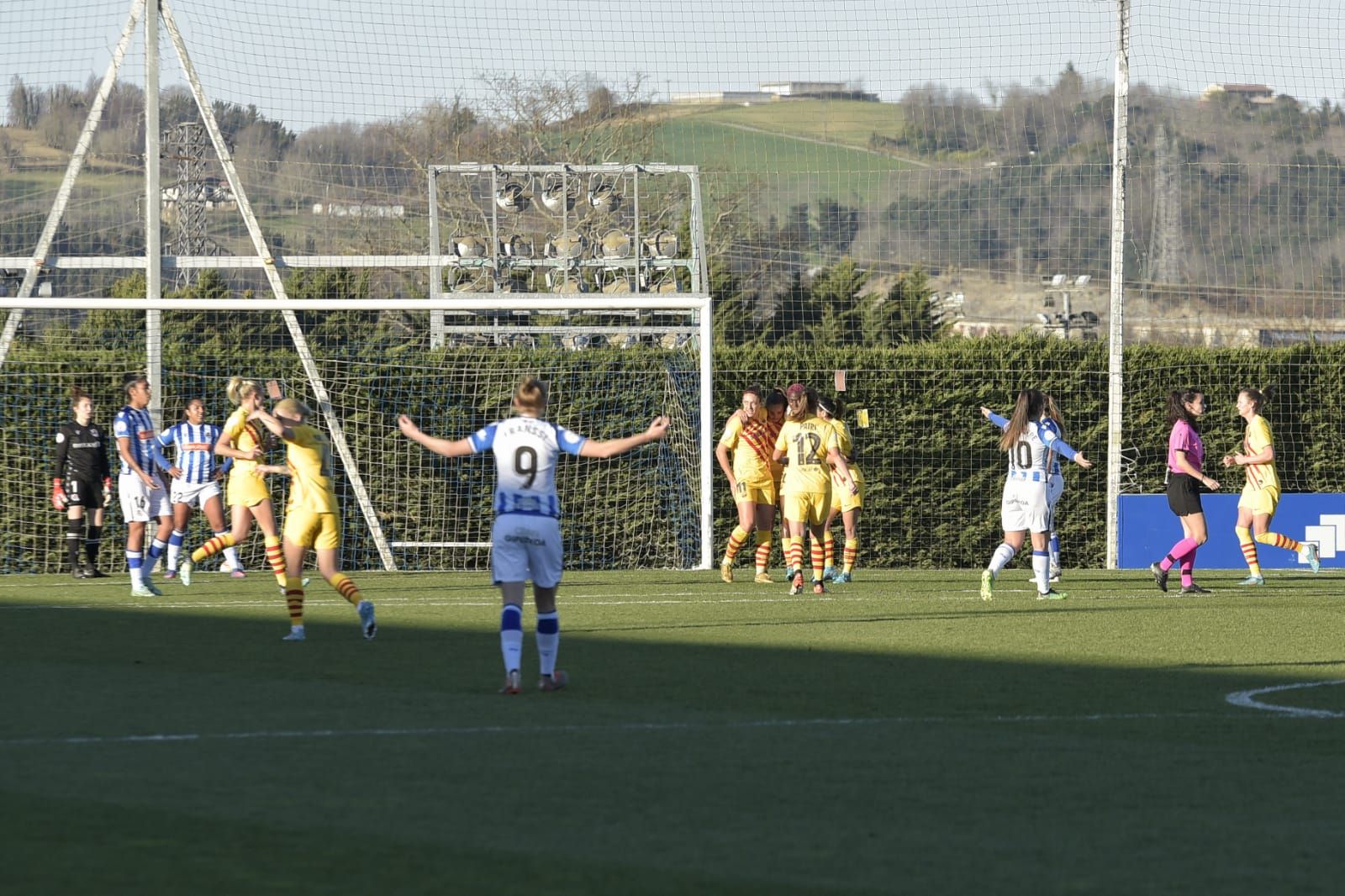 Lance del partido entre la Real Sociedad y el Barcelona.