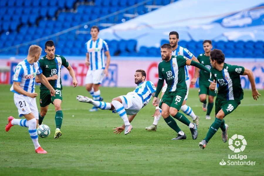 Lance del partido entre la Real Sociedad y el Espanyol en el Reale Arena.