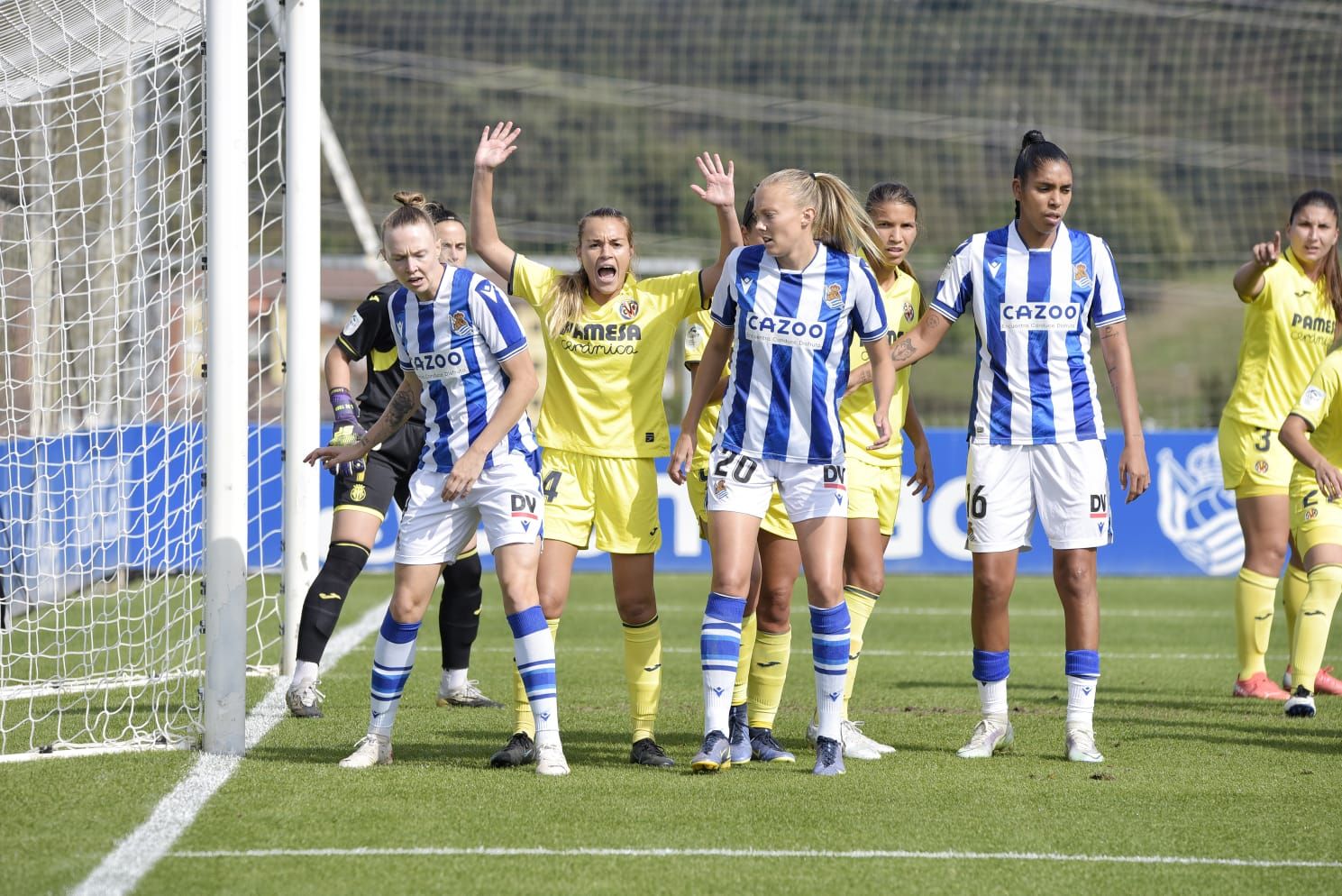 Lance del partido entre la Real Sociedad y el Villarreal en Zubieta el pasado sábado.