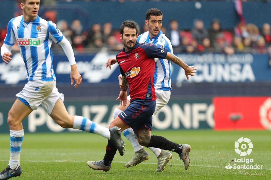 Lance del partido entre Osasuna y la Real en El Sadar.