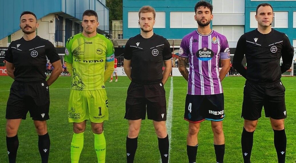 Foto de capitanes y trío arbitral en Laredo.