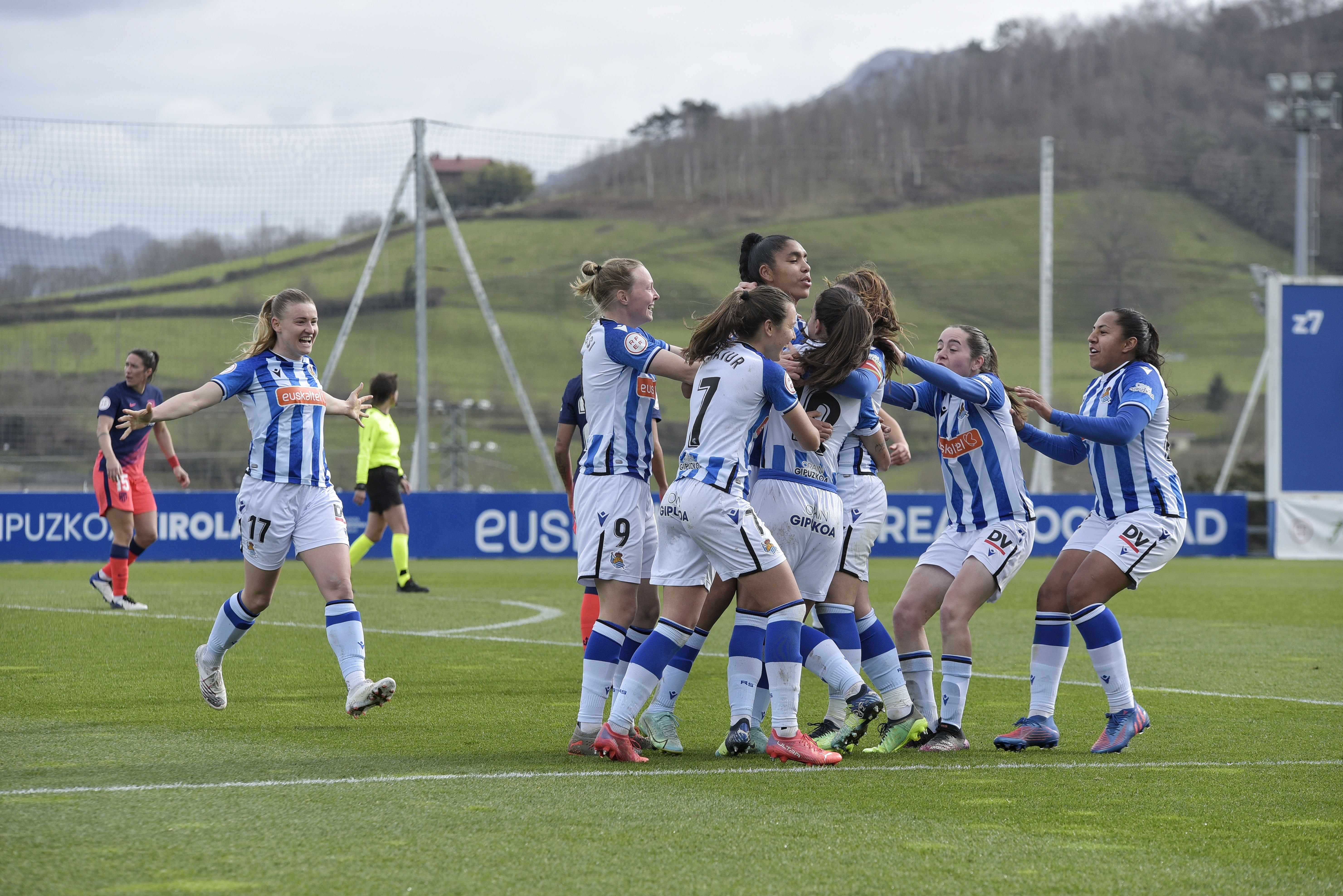 Las jugadoras de la Real celebran el 2-1 de Gaby.