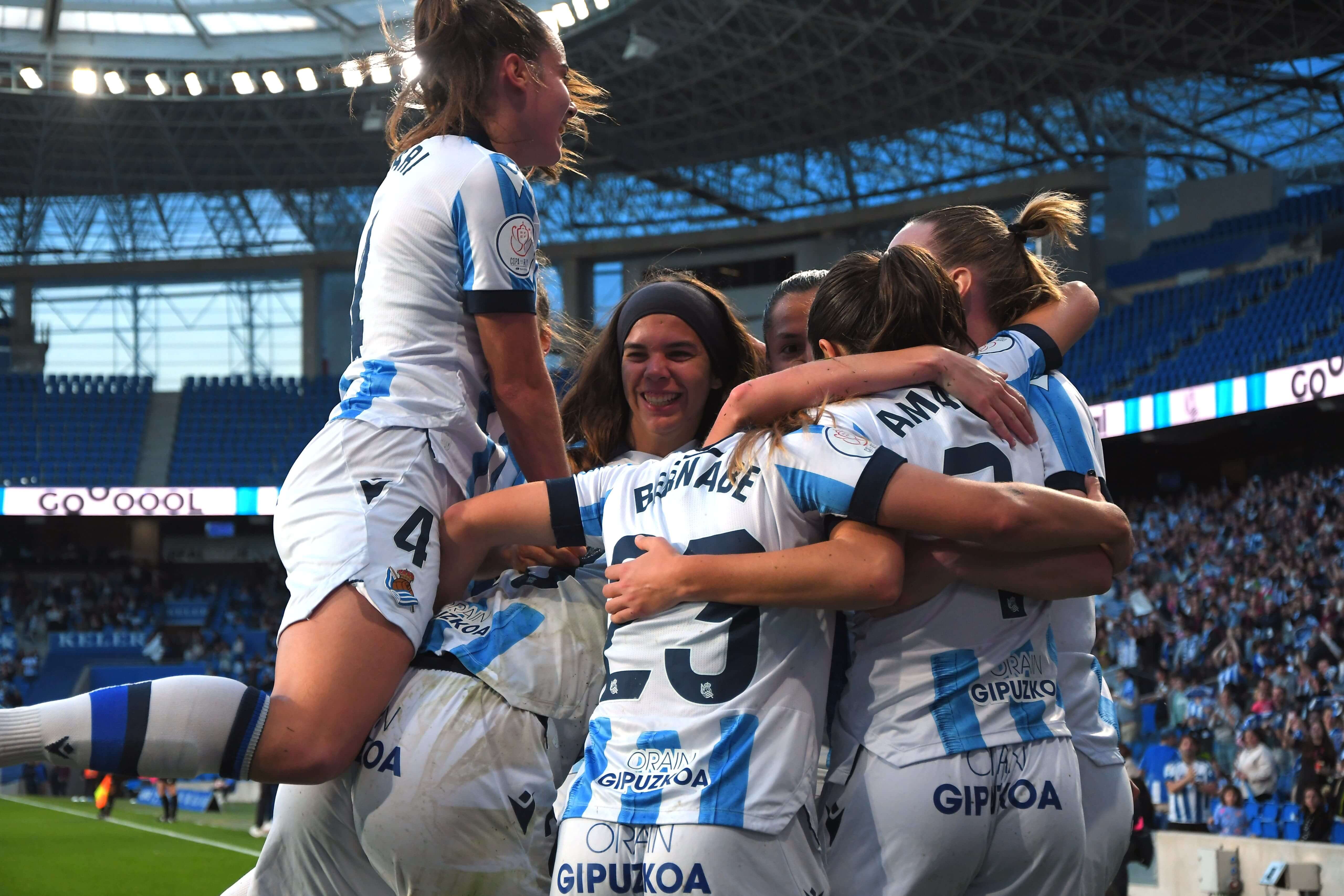 Las jugadoras de la Real celebran el gol de Frassi.