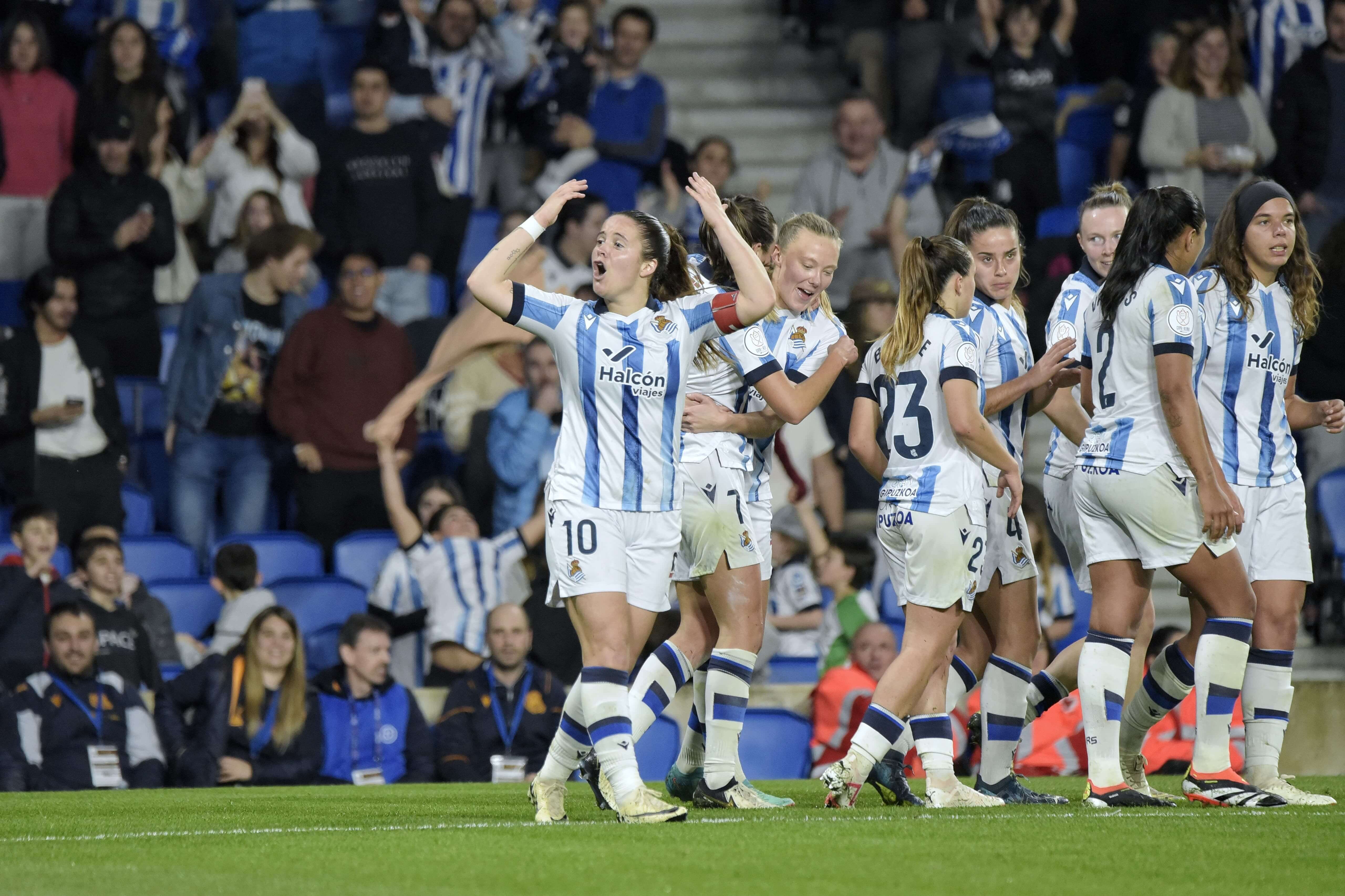 Las jugadoras de la Real celebran el gol de Jensen.