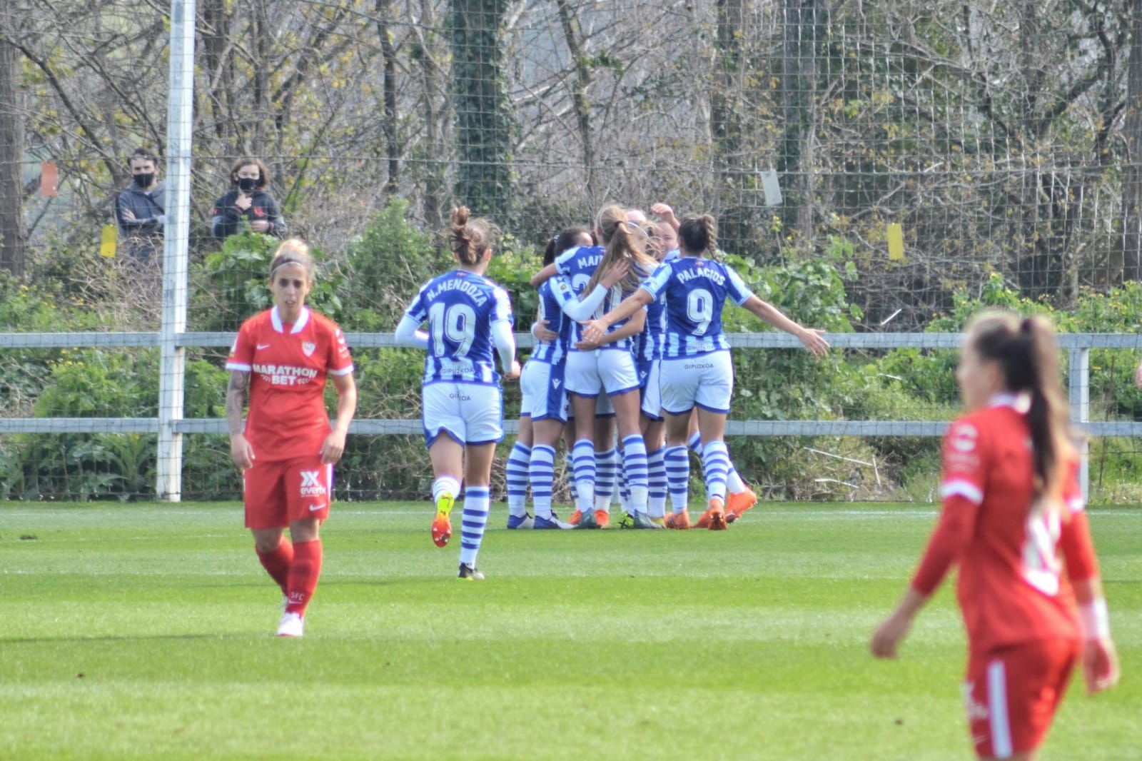 Las jugadoras de la Real celebran un gol de Nerea Eizagirre al Sevilla.