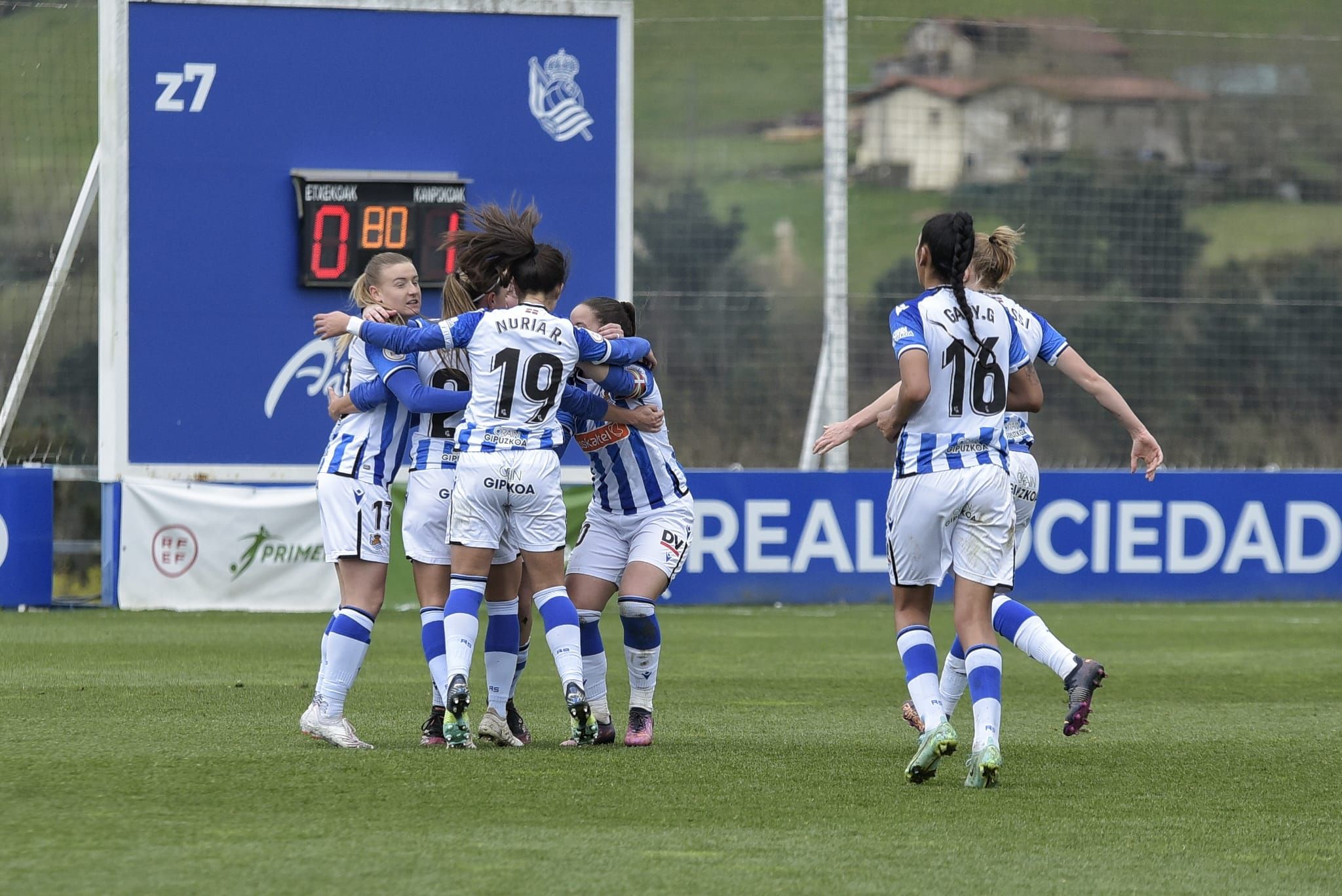 Las jugadoras de la Real Sociedad celebran el gol de Gemma Gili al Eibar.