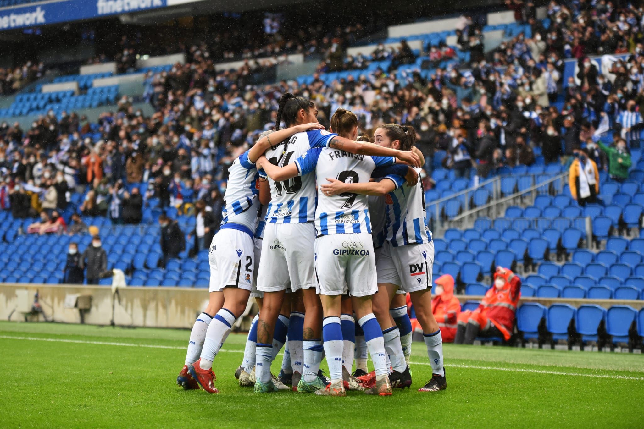  Las jugadoras de la Real Sociedad celebran el gol de Nerea Eizagirre frente al Athletic.