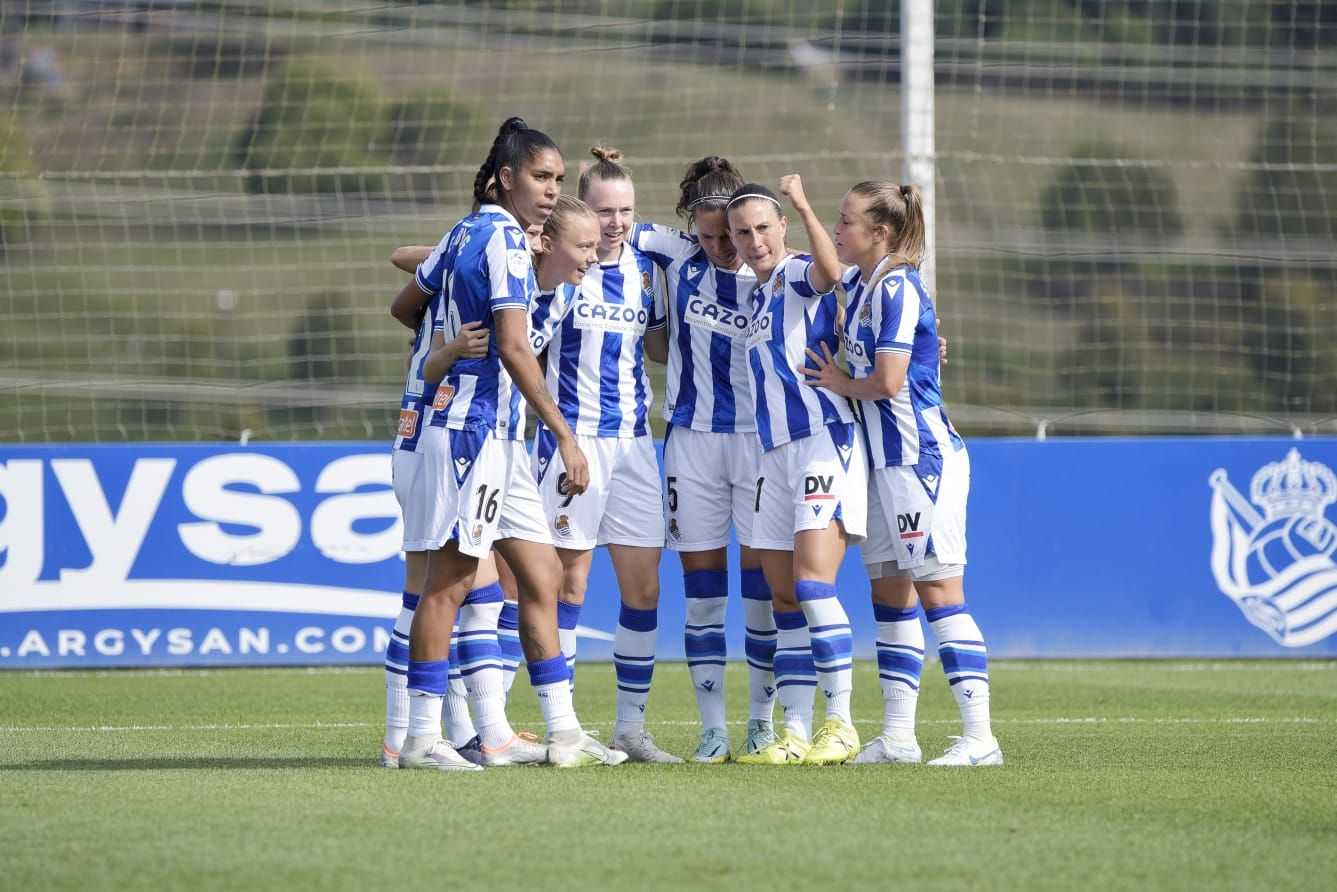 Las jugadoras de la Real Sociedad celebran uno de los goles al Villarreal.