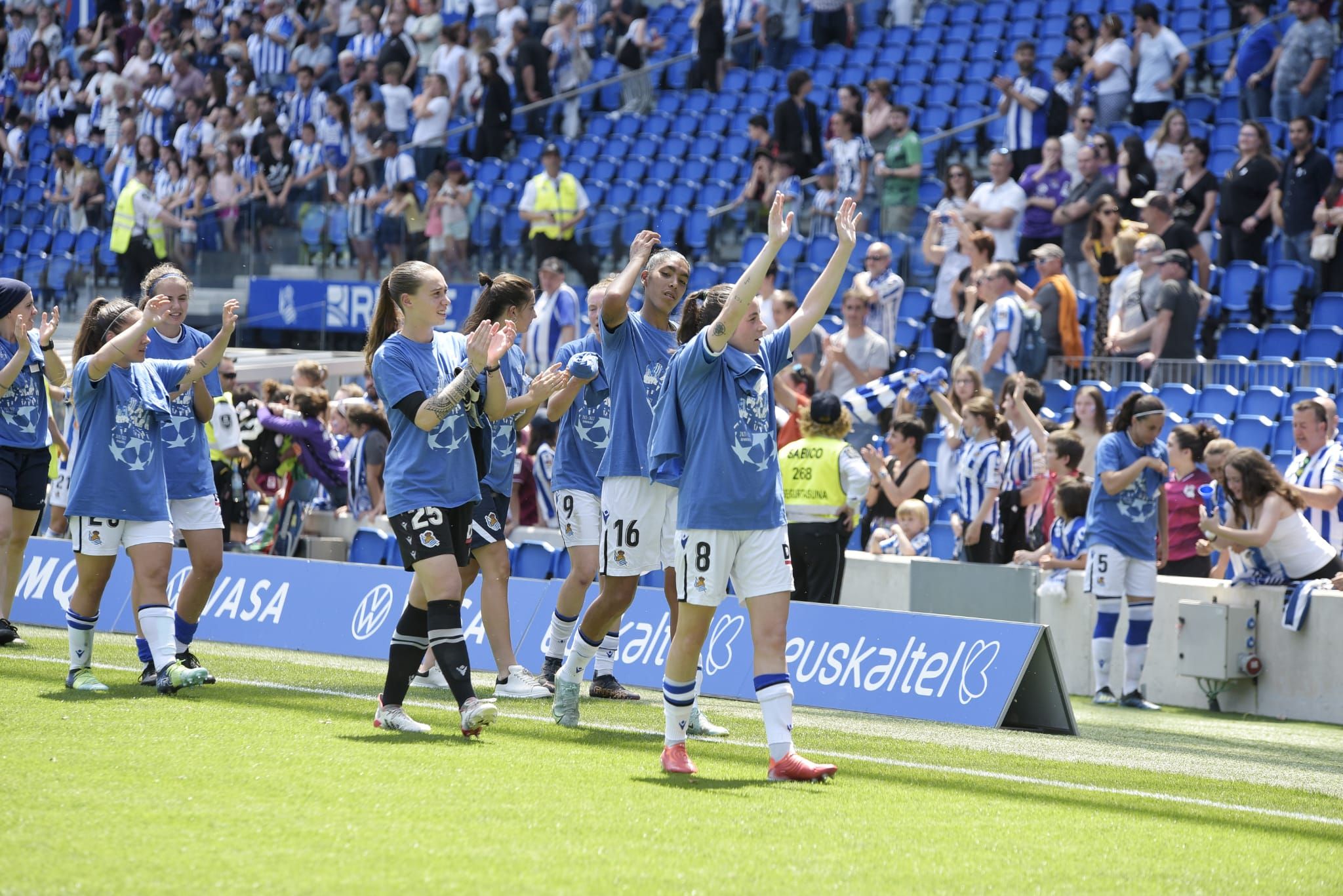  Las jugadoras de la Real Sociedad saludan a la afición tras el partido.
