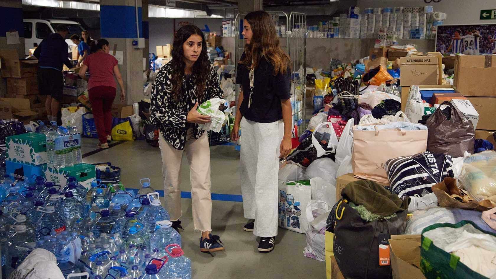  Las jugadoras del primer equipo se suman a la recogida solidaria de alimentos para Valencia.