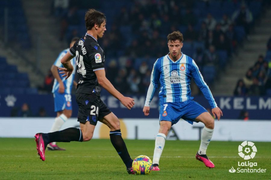  Robin Le Normand avanza con el esférico en el RCDE Stadium.