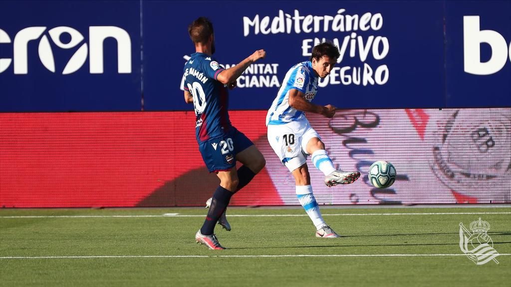  Mikel Oyarzabal centra un balón frente al Levante.