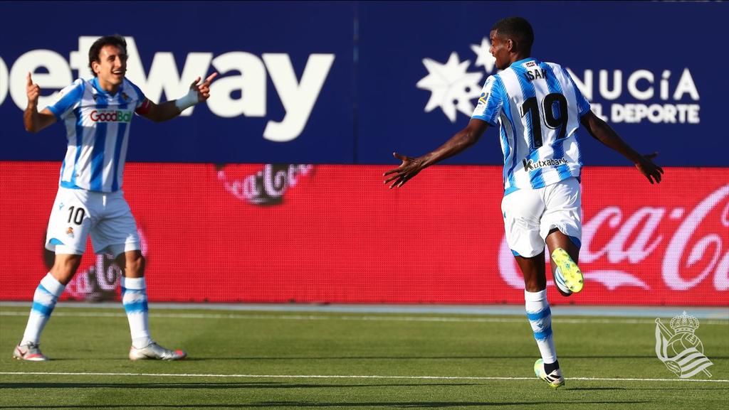 Oyarzabal celebra con Isak su gol ante el Levante.
