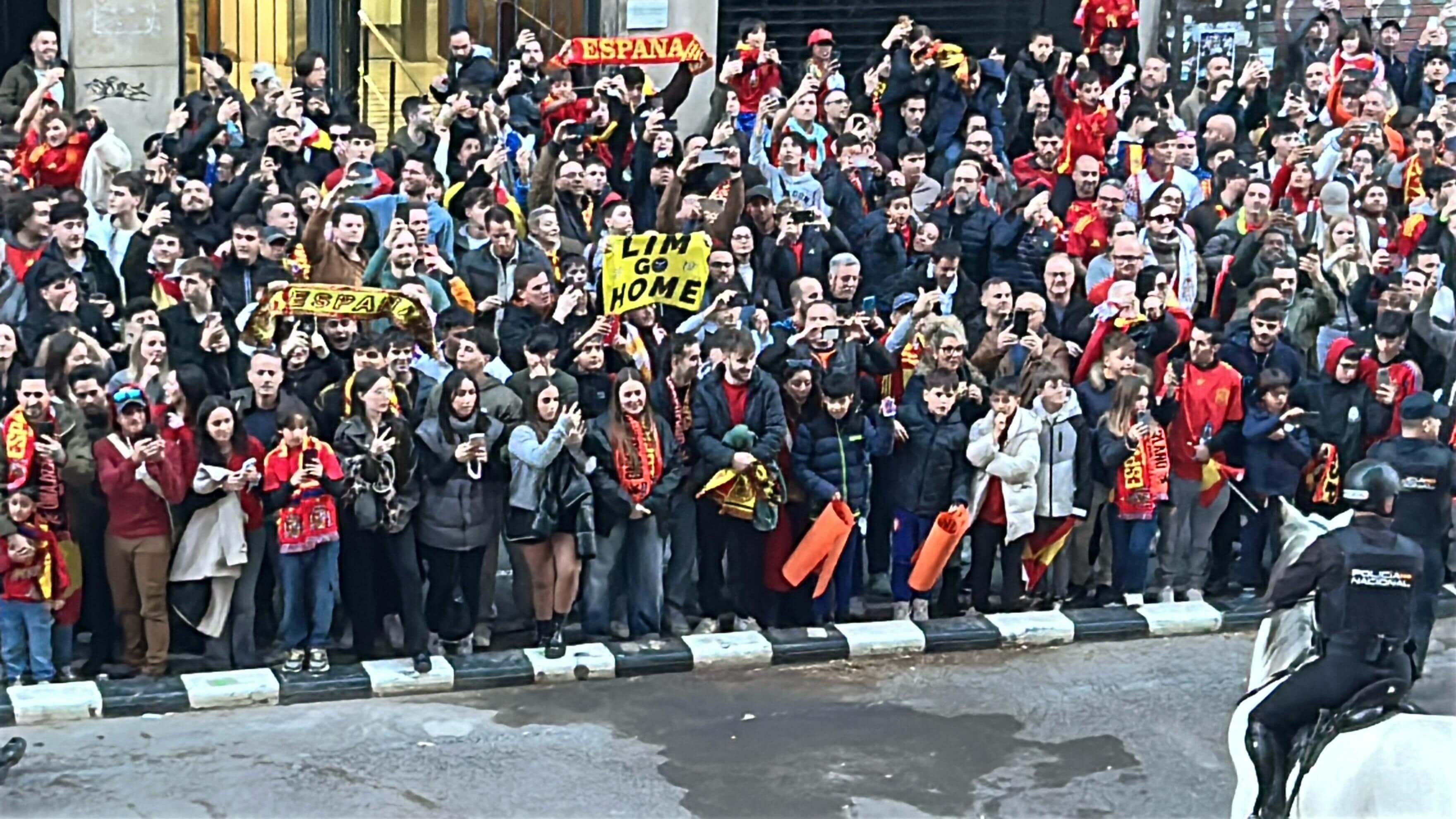  Pancartas contra Peter Lim dentro y fuera de Mestalla ante España