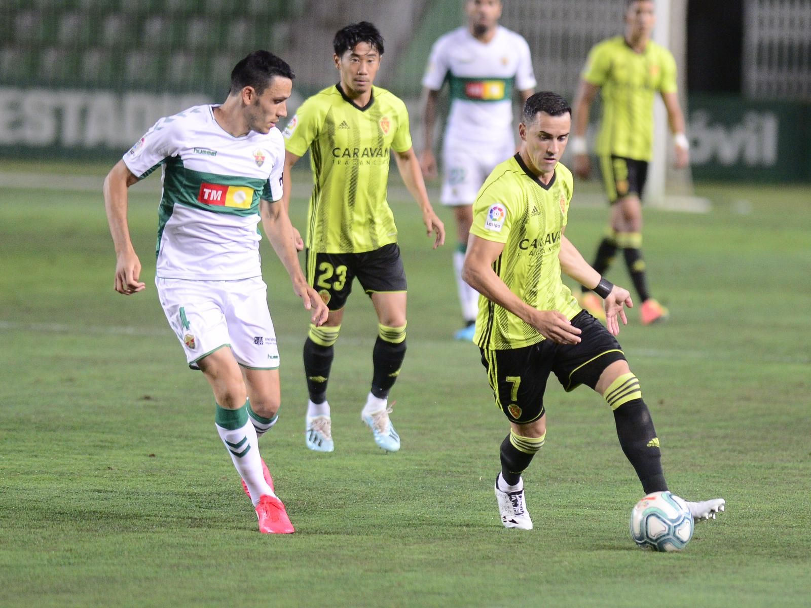  Linares, durante un lance del Elche-Real Zaragoza.