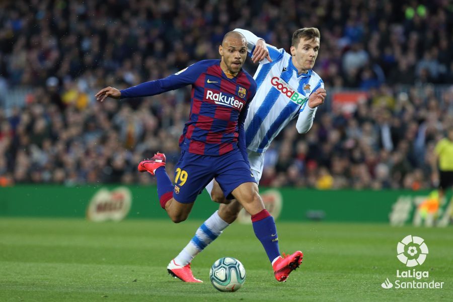 Llorente pelea con Braithwaite para hacerse con el esférico.