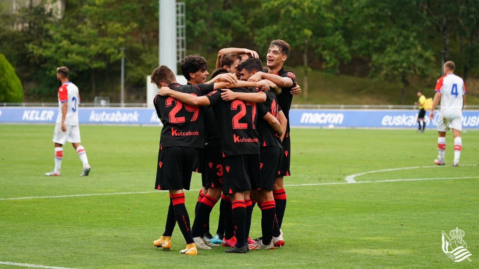  Los jugadores de la Real celebran el gol de Aldasoro:
