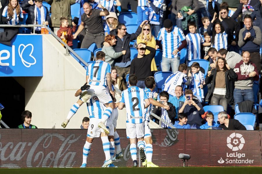  Los jugadores de la Real celebran el gol de Willian José al Villarreal.