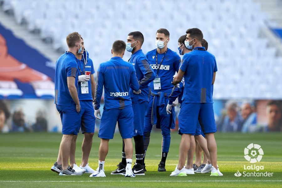  Los jugadores de la Real dialogan en la previa del partido.