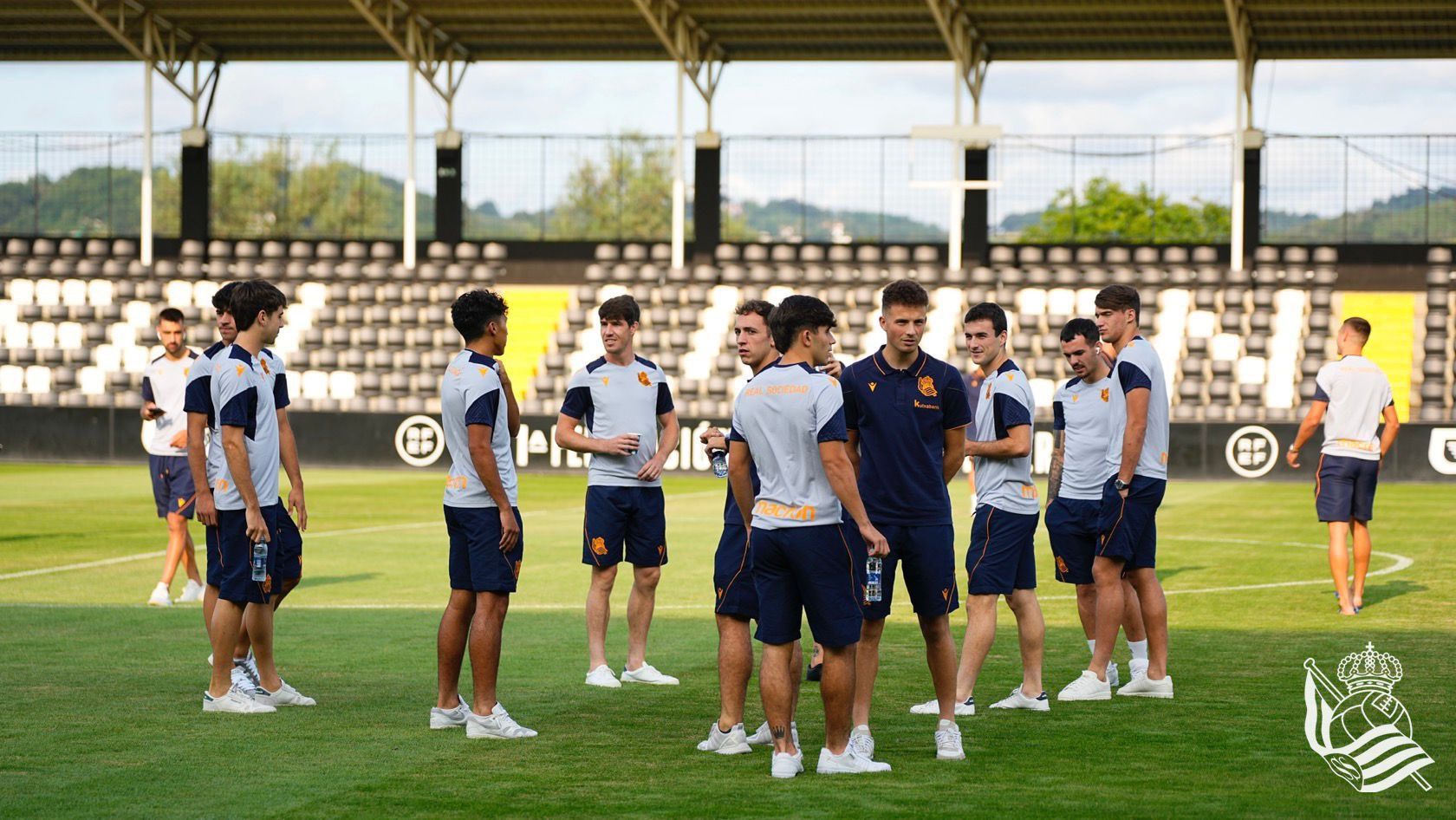  Los jugadores de la Real, en la previa del partido ante Osasuna.