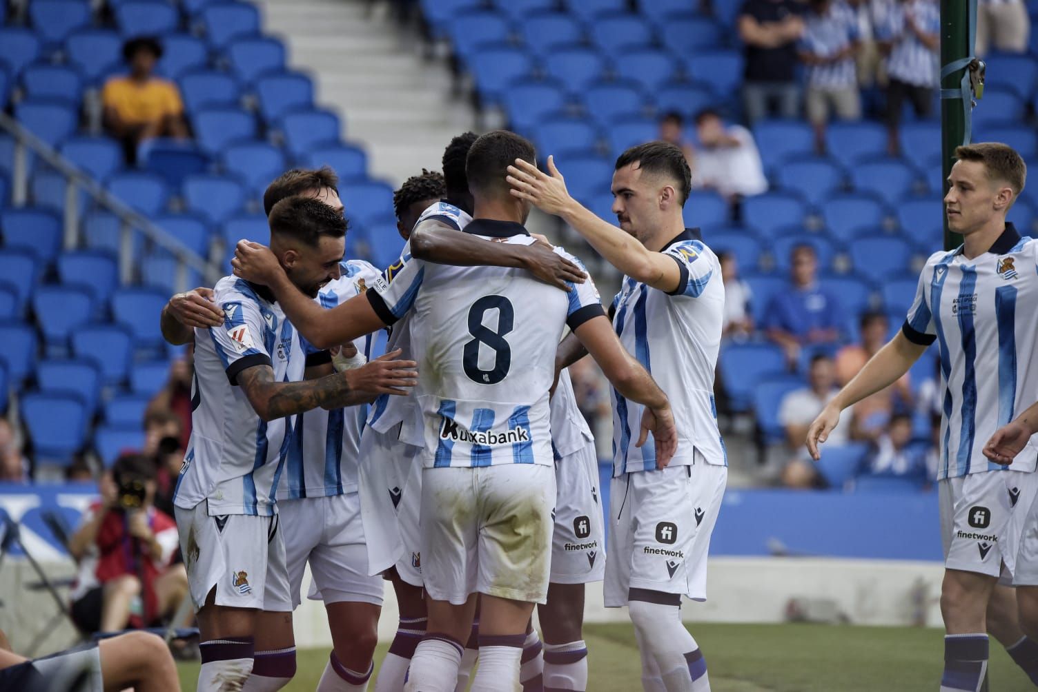  Los jugadores de la Real Sociedad celebran el gol de Brais.