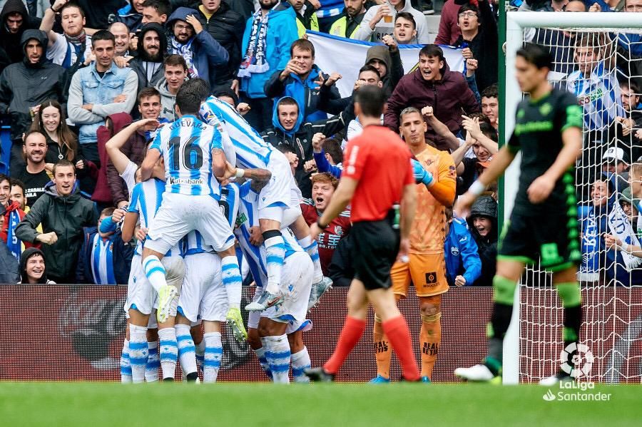  Los jugadores de la Real Sociedad celebran uno de los goles ante el Betis.