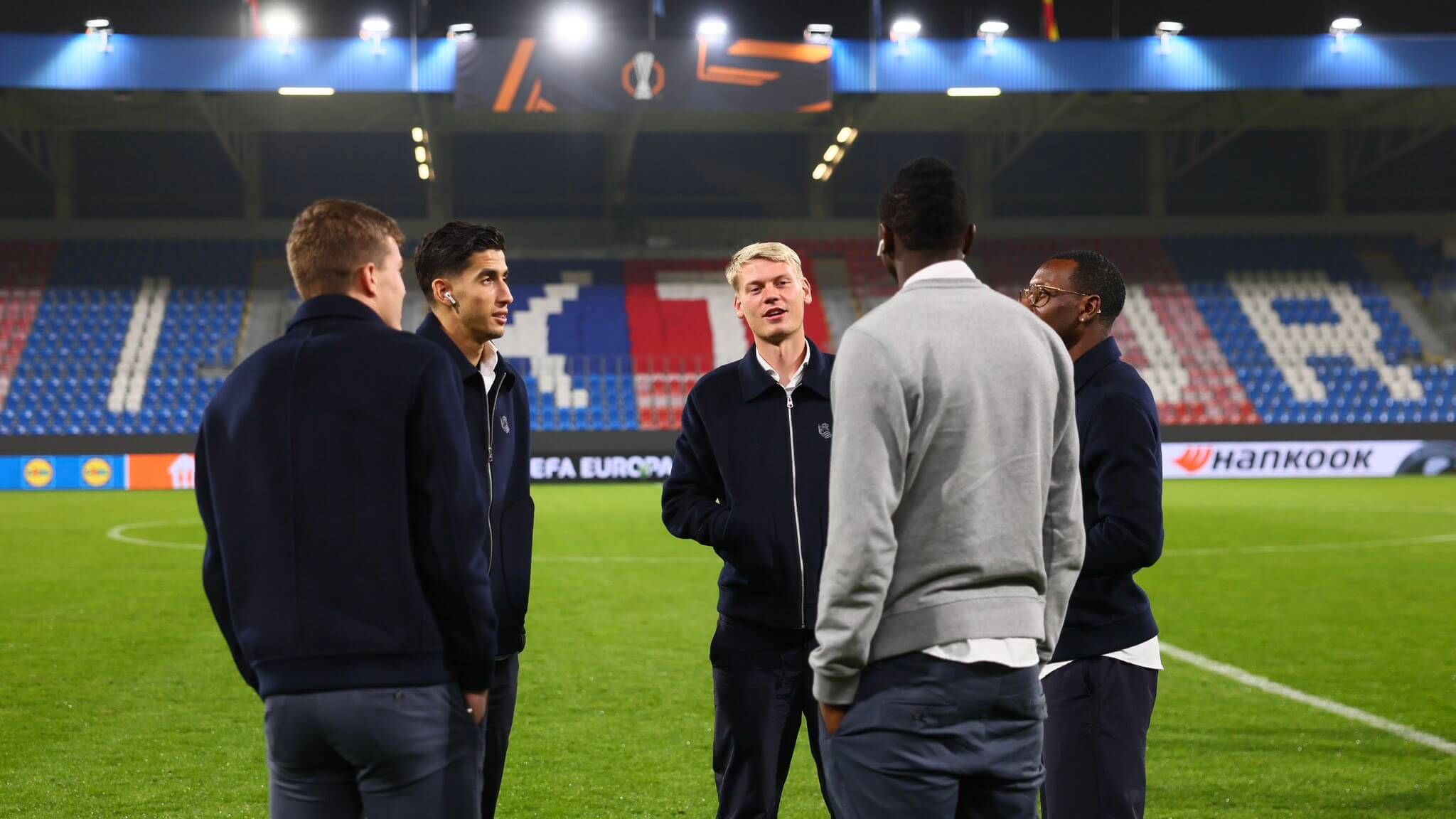  Los jugadores de la Real Sociedad en el césped del Doosan Arena.