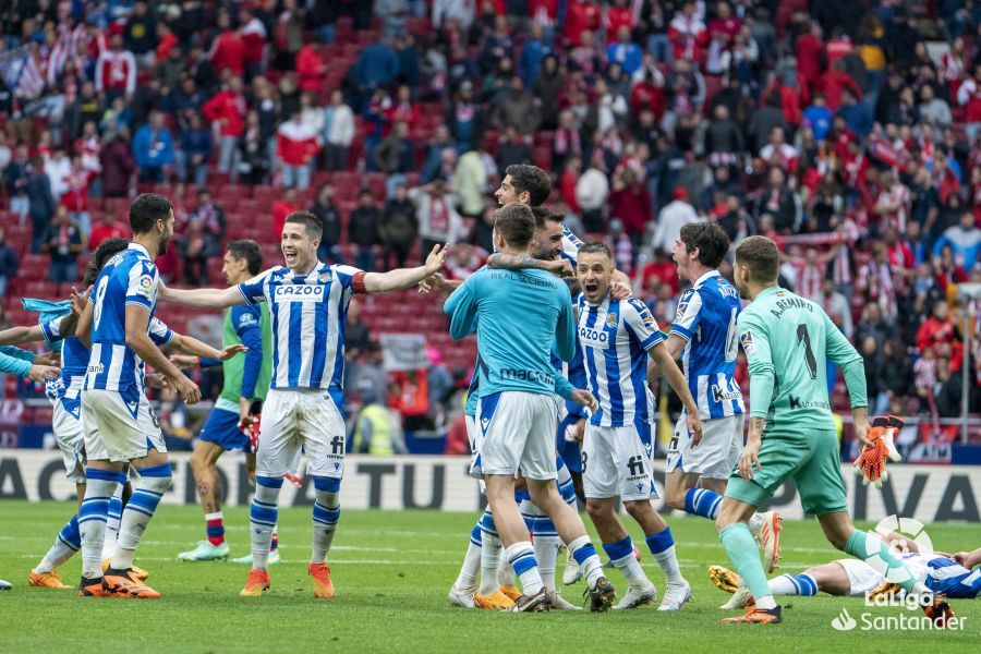  Los jugadores de la Real Sociedad festejan la clasificación para jugar la Champions